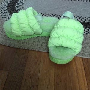 UGG PUFF Yeah sandal